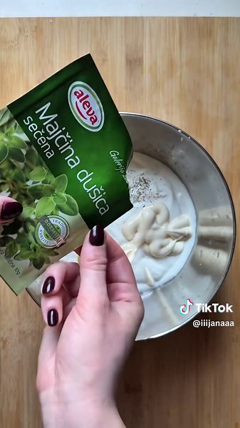 Jednostavna Cezar salata sa parmezanom