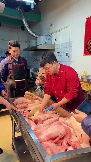 Expert Poultry Preparation Techniques in Professional Kitchens