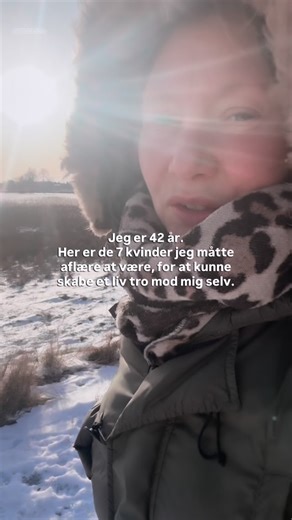 Anne Damgaard | Business mentor | mentor uddannelse Sydfyn on Instagram: "Jeg har måtte slippe den jeg var for, at kunne blive den jeg er og gøre det jeg gør. Så simpelt kan det siges. Men det er svært. For mønstrene sidder så dybt i os - jeg er kvinde og derfor vil jeg tale ud fra den præmis. Mønstrene ligger generationer tilbage til mine forkvinder, de bor dybt i mit DNA og i hele mit system. Og først på bagkant kan jeg se dem og mig selv så tydeligt. Måske kan du genkende nogle af dem i dig s