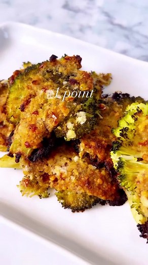Parmesan Crusted Broccoli Bites🥦 1 point These are a perfect side, appetizer or just as a snack like I had here. They are crispy, can be spicy (depending on how much crushed red pepper you use) and of course, cheesy! Ingredients: Broccoli 2 TBSP low fat parmesan cheese 1/2 tsp crushed red pepper 1/2 tsp granulated garlic 1/4 tsp black pepper Juice of 1 lemon Balsamic vinegar Directions: Preheat your oven to 400° Cut your broccoli in bite sized pieces and steam until fork tender. Line on a bakin