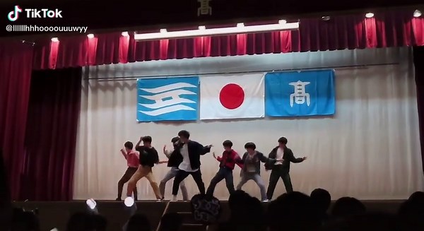 文化祭でのBTSダイナマイトダンス披露