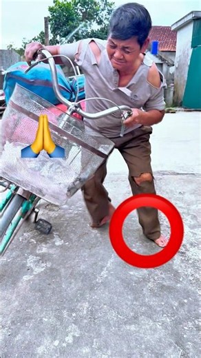 A Homeless Elderly Man Falls from His Bicycle—A Girl Responds with Kindness #ONEBOY #kindness