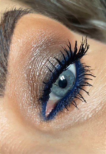 #makeuplook #tuto #eyesmakeup #makeupartist Si le tuto vous intéresse faites-le moi savoir ? 😉 👉 Vous avez également un tuto qui vous attend dans ma vidéo précédente ! N’hésitez pas à me faire un coucou…😘