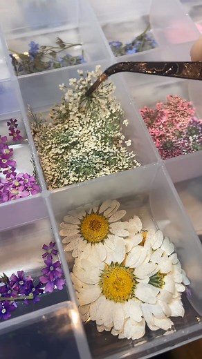 Creating beutiful jewelry using simple materials! 🌼 Reminds of this: https://icreatived.com/charming-necklace-preserve-flowers-pendants/ . . 📹 @zoeraydesigns on ig | Interesting & Creative Designs