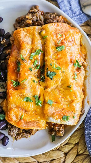 Kimber | Easy Family Recipes on Instagram: "Day 16 of 30 under 30 is giving you enchiladas you can make when you’re out of energy but still want a win! Easy Ground Beef Enchiladas are cheesy, saucy, and exactly what dinner should be — fast, filling, and kid-approved. 📩 Comment 𝐄𝐍𝐂𝐇𝚰𝐋𝐀𝐃𝐀𝐒 and I will send you the link *𝑴𝒂𝒌𝒆 𝒔𝒖𝒓𝒆 𝒕𝒐 𝒇𝒐𝒍𝒍𝒐𝒘 𝒎𝒚 𝒂𝒄𝒄𝒐𝒖𝒏𝒕 𝒔𝒐 𝒕𝒉𝒂𝒕 𝑰𝒏𝒔𝒕𝒂 𝒅𝒐𝒆𝒔𝒏’𝒕 𝒆𝒂𝒕 𝒖𝒑 𝒎𝒚 𝑫𝑴 𝒕𝒉𝒂𝒕 𝑰 𝒔𝒆𝒏𝒅 𝒚𝒐𝒖* 🙃 ⭐️⭐️⭐️⭐️⭐️ “Incredibl