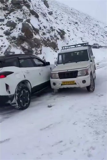2025 Winter starts - snowfall and skidding cars - Shinku la above Manali, Himachal