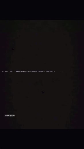 ᴬᵖˣ ˡˣˢᵗʸ on Instagram: "@adikello7 🖤 . . . . . 日本利用压电地砖将脚步能量转化为电力。这些地砖能捕捉行走时的动能。当人们经过时，重量和动作会对地面施加压力，导致地砖轻微弯曲并产生机械应力。瓷砖内部的压电材料将这种应力转化成电能。每一步释放的电量虽然较小，但当数百万脚步累积在一起时，就能产生足够的能量，为LED灯、显示屏和传感器供电。 #日本 #知识 #冷知识 #科学 #技术 你知道吗 推荐 创新 能源 未来 发电 压电技术 城市科技 可再生能源 绿色城市 节能科技 能源转换 科学知识 科技资讯 在像涩谷站这样的超级繁忙地点，每天约有240万次脚步为系统提供动能。这些电能可以被实时使用，也可以储存储备，从而减少对传统电力来源的依赖，推动城市绿色基础设施的发展。这种方式把日常行走变成真实可利用的能源，为未来智慧城市带来了可持续解决方案。"