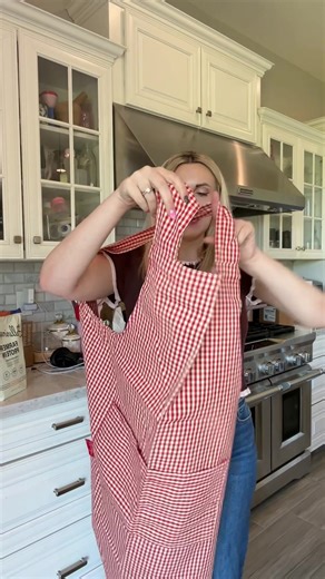 Bestie, tell me this isn’t the prettiest holiday baking apron you’ve ever seen 😍 The Ballerina Farms apron gives total farmhouse-meets-festive vibes — perfect for cookie days, cozy kitchen mornings, or that annual Christmas baking day tradition 🍪✨ It’s one of those cute aprons for women that feels special enough to gift, too 👏 Whether you’re shopping baking gifts for her or just want to romanticize your own holiday kitchen must-haves, this one’s a total yes 🎄💕 #tiktokshopcreatorpicks #growv