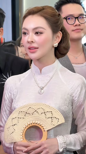 3.6K views · 15K reactions | Ra mắt phim Cưới Vợ Cho Cha… hay hơn mong đợi. Xem mà sụt sùi nước mắt, như thấy chính mình trong đó vậy mọi người. Nhân vật còn trùng tên Trang và cũng live bán hàng nữa… rồi cũng….. Mọi người nên xem nha. Chúc mừng chị Hoàng Thanh Nga với dự án thành công rực rỡ | Trang Nemo | Facebook