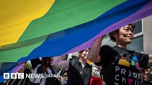 性別変更の手術要件は違憲　日本の最高裁が決定 - BBCニュース