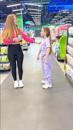 When shopping with mom turns into a fun gymnastics show! 😂✨
