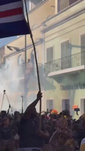 O Carnaval de Mindelo já toma conta das ruas! O ritmo dos batuques ecoa pela cidade, enquanto as cores vibrantes dos trajes iluminam cada esquina. A energia é contagiante, os grupos desfilam com paixão e a multidão vibra a cada compasso. A festa já começou e promete momentos inesquecíveis! #CVEI 🇨🇻 The Best Of Cape Verde 🇨🇻 ✨Tailor-made trips | Inter-island tickets ✨Accommodation | Excursions | Activities 🔗 www.capvertenimages.com 📧 booking@capvertenimages.com 📸 Tag us in your pics ✨Credi