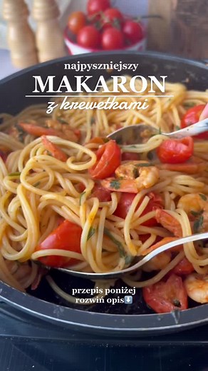 *PROSTY MAKARON Z KREWETKAMI* przepis⬇️ Przepis dla dwóch osób -20 dużych krewetek (najlepiej vannamei już oczyszczonych) -10 pomidorków cherry lub koktajlowych -2 łyżki oliwy z oliwek -1/2 łyżeczki słodkiej papryki -2 ząbki czosnku -sól, pieprz -sok z 1/2 cytryny -1 łyżka masła -1 pęczek pietruszki -150ml wody z gotowania makaronu -suchy makaron ok 200g Makaron gotujemy al dente. 150ml wody z gotowania makaronu zostawiamy. Krewetki marynujemy w czosnku, soku z cytryny, soli, pieprzu i słodkiej 