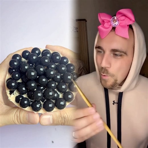 A backscratcher is very useful 😂 #kids #siblingsbelike #kidsbelike