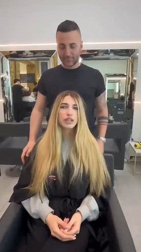 Quando mi dicono “voglio un look che lasci il segno”, è qui che inizia la mia arte. ✨ Da capelli spenti e rovinati a onde morbide, piene, luminose. Il prima e dopo parla da sé. Non creiamo solo acconciature, creiamo energia, presenza, identità. #TrasformazioneCapelli #AlessandroStrumbo #OndePerfette #CapelliLuminosi #PrimaEDopo #StylistItaliano #LookDaStar #CapelliDaSogno #ArteNeiCapelli #HairInspiration #schwarzkopfpro | Alessandro Strumbo hair & beauty