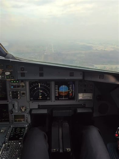 flight_deck_POV on Instagram: "Full Raw-Data ILS approach - AutoPilot, Flight Director & AutoThrust OFF 🕹️🛬 #airbus #320 #airplane #plane #landing #airport #pilot #pov #cockpit #view"