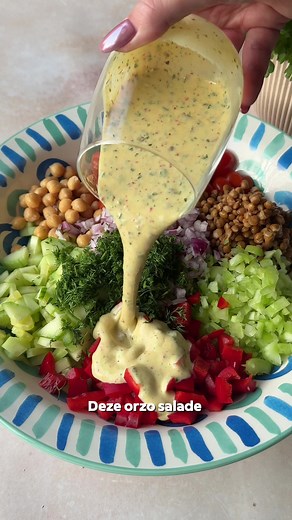 7-groenten pasta salade 🌱🍅✨ Zo’n recept waar alles klopt: veel groenten, vezels, eiwitten én een frisse dressing 🤍 Perfect als je gezonder wilt eten zonder dat het saai wordt. Deze salade is makkelijk, goed vullend en ideaal voor doordeweeks of mealprep. Gezond eten dat je ook écht lekker vindt 💪 Ingrediënten – 2 personen \t•\t250 g cherrytomaten \t•\t150 g volkoren orzo \t•\t150 g linzen \t•\t150 g kikkererwten \t•\t125 g plantaardige yoghurt \t•\t7,5 g dille \t•\t2 stengels bleekselderij \