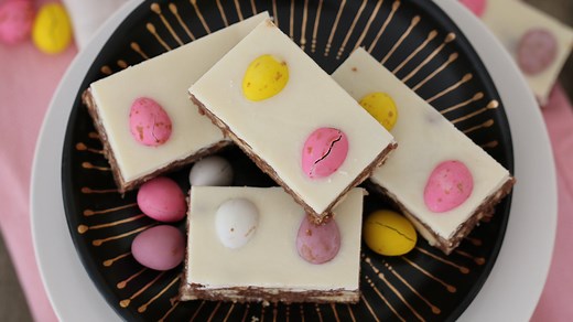 Say hello to this super easy (no-bake) CHOCOLATE HEDGEHOG EASTER SLICE!!!! Full recipe & tips: http://bakeplaysmile.com/chocolate-hedgehog-easter-slice/ | Bake Play Smile