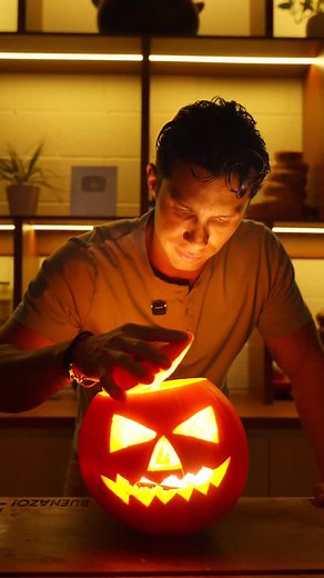 Hoy me puse en modo Halloween 🎃 y preparé una pasta en salsa de calabaza que quedó fuera de este mundo 👻🍝 Suave, cremosa y con ese toque dulce y ahumado que combina perfecto con la pasta al dente. Un plato reconfortante, con alma otoñal y mucho sabor. Ideal para celebrar Halloween con algo distinto, rico y buenazo 🔥 #Buenazo #RodrigoFernandini #HalloweenBuenazo #PastaDeCalabaza #CocinaPeruana #RecetasDeTemporada #TrucoYBuenSabor | Rodrigo Fernandini