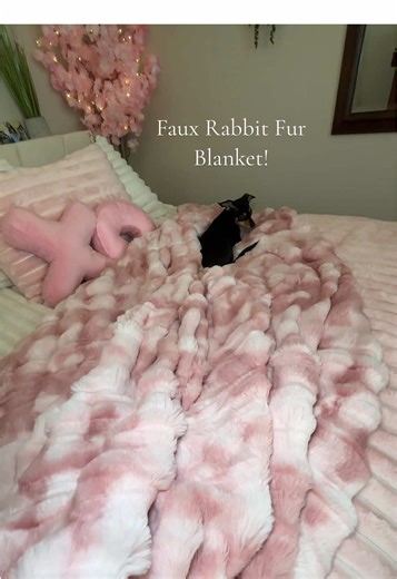 This faux rabbit fur blanket is so soft! #fauxrabbitfurblanket #softblanket #pinkblanket #tiktokshopjumpstartsale #tiktokshopcreatorpicks