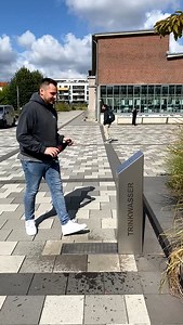 Neuer Trinkbrunnen auf dem HSD-Campus 🚰 Vor dem Pflanzenbeet an Gebäude 2 wurde ein Trinkwasserbrunnen installiert, der euch neben den Wasser-Tankstellen in den Gebäuden auch außerhalb der Gebäudeöffnungszeiten mit frischem Trinkwasser versorgt. Einfach den Knopf auf der Rückseite des Geräts drücken und schon sprudelt das kühle Nass und kann zum Abfüllen von Wasserflaschen genutzt werden. Der Wasserfluss schaltet sich dann auch automatisch wieder ab. Großer Dank geht an dieser Stelle an die @zi