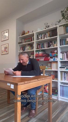Nasz kochany dziadek Antoni, mający już 88 lat, niedługo spełni jedno ze swoich największych marzeń — jeszcze raz zasiądzie na stadionie, by zobaczyć ukochaną Wisłę Kraków na żywo. To będzie dla niego powrót pełen wspomnień, emocji i młodzieńczego ducha, który nigdy w nim nie zgasł. A wszystko to stało się możliwe dzięki niezwykłemu gestowi — Prezes Wisły Kraków sam skontaktował się z nami i zaprosił dziadka Antoniego do loży prezydenckiej! Dziękujemy za przypomnienie nam wszystkim, że dobro i p