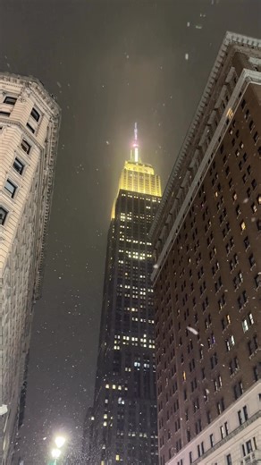 Nighttime Snow ❄️ 📍 Empire State Building/ New York #newyork #empirestatebuilding | New York Times Square