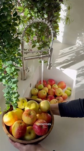 Laureta Leka on Instagram: "Embelsir me molla shum e shijshme e thjesht dhe e shpej ne pergatitje😋☕️ Përbërsit👇 4 molla 🍎 Kanell pluhur 3 vezë🥚 250 gr miell 60 gr gjalp 60 gr sheqer 1 baking powder Siper i hedhim pak bajame dhe arra Torten me molla e Vendoseni të piqet në furrën e nxehur më parë në 180 ° për rreth 30 minuta. - - - - - - - - - - - - - - - - - Simple Apple Cake 😋😋☕️ The Ingredients 👇 4 Apples 🍎 3 eggs 🥚 250 gr of flour 60 gr butter 🧈 60 gr sugar Almond Cinnamon spice Put