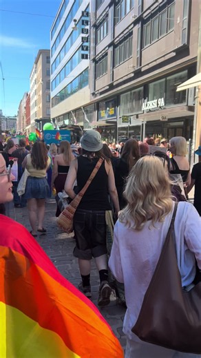 Tänään Pride Helsinki❣️🏳️‍🌈🏳️‍🌈🏳️‍🌈 Yhdenvertaisuuden, tasa-arvon ja oikeudenmukaisuuden puolesta❣️ Helsinki Pride on Suomen suurin ihmisoikeus- ja kulttuuritapahtuma, joka järjestetään vuosittain Helsingissä. Pride-kuukautta juhlitaan koko kesäkuu ja Helsinki Pride -viikkoa vietetään 22.–28.6.2026. Pride-viikko huipentuu kulkueeseen ja Puistojuhlaan 27.6.2026. @helsinkipride #helsinkipride