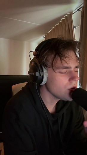 A Whole New World Aladdin singing Disney music cover