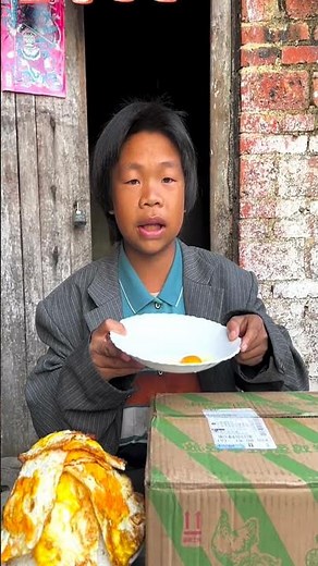 A satisfying Chinese short man eating fried eggs | 一个身材矮小的中国男人正在吃煎蛋，看起来很满足。 #mukbang#asmr#part2