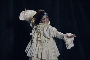 BENEE drops the video for her song “Blu” video