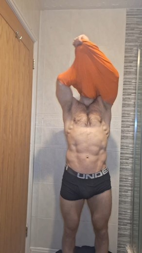 Adam Coussins on Instagram: "Thoughts in the orange colour? 🍊 🟧 📙 ✴️ 🟠 🔸️ #fitnessmotivation #abs #fitness #6pack #fitnessjourney #fitnessaddict #biceps #sixpack #orange #orangecounty #sondico"
