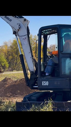 Another day, another tank going in the ground for a brand-new build 👷‍♂️🏡 At Sylvester Septic & Excavating, we handle full septic system installs from start to finish — digging, setting, backfilling, and making sure everything is up to code so your new home starts off right. If you’re building or planning a remodel that needs a new system, we’re here to help. 📞 309-275-5276 Serving Central Illinois with reliable, honest work every time. #SylvesterSeptic #Excavating #SepticInstall #NewConstruc