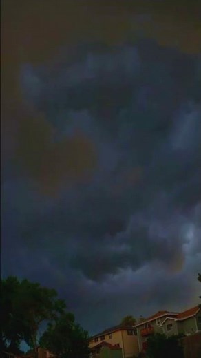 Huge Shelf Cloud Ahead of Severe Storm