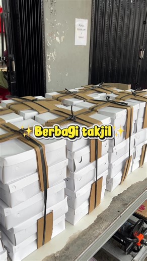 Lihat senyum orang-orang yang nerima takjil itu rasanya beda banget. Capeknya hilang, digantikan rasa syukur. Terima kasih buat semua yang sudah ikut berbagi. Semoga kebaikan kecil ini dibalas dengan berkah yang besar. Buat teman-teman yang mau order takjil bisa langsung WA admin yaa 0819-3681-9954 #berbagitakjil #rayapenuhrasa #takjilramadhan