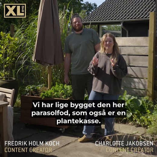 Skab både skygge og grøn hygge på terrassen med en smart kombineret parasolfod og plantekasse ⛱️ Charlotte og Fredrik viser dig, hvordan du bygger løsningen trin for trin – fra bundplade til krydderurter: xl-byg.dk/artikel/guide-byg-en-smart-parasolfod | XL-BYG