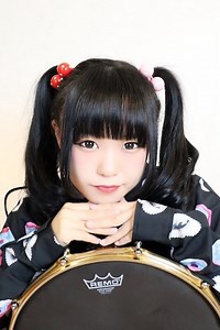 JUNNA　テクニカルなドラムプレイで国内外のロックシーンに旋風を巻き起こす