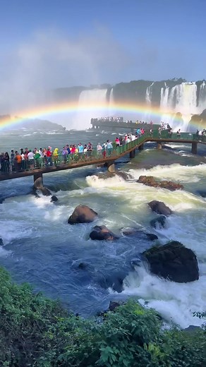 Las Cataratas de Iguazú: Impresionantes Vistas y Naturaleza Exuberante