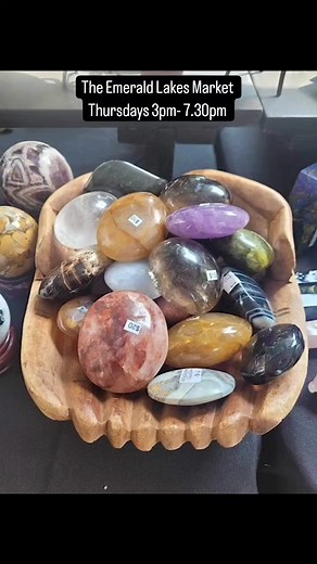 The Emerald Lakes Market is open every Thursday from 3pm until 7.30pm. Set on the breathtakingly beautiful Boulevard of the Emerald Lakes French Quarter Precinct. It is a place to truly relax and unwind with family and friends. We have fresh produce, pet supplies, bulk foods, crafts, gems, and more. Featured stalls... 📸: Ivy's Gems 📸: Tierra Bulk Foods 📸: FurrTrition The Savvy Pet Co 📸: Berries and Cherries Got Baked White's Produce 📸: Seafood Direct/Butcher Boy Meats | Emerald Lakes Market