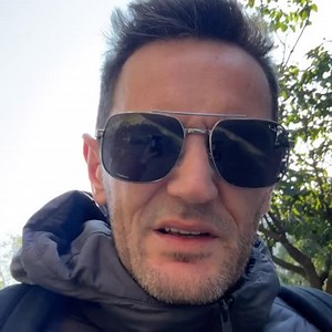 法文嘅 "I go to school by bus" = 🇫🇷 "Je vais à l'école en bus" | 歡哥法文&廣東話