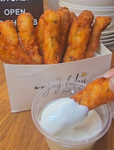 BACON CHEDDAR POTATO STICKS Ingredients: • 2 medium to large potatoes (shredded and squeezed) • 2-3 pcs cooked bacon, chopped • 1 cup shredded cheddar cheese • 1/4 cup grated Parmesan cheese • 2 tbsp cornstarch • 1 egg • 1/2 tsp garlic powder • 1/2 tsp onion powder • 1 tbsp chopped fresh parsley or chives • Salt & pepper to taste • Oil for frying Instructions: • Mix It Up: In a large bowl, combine hashbrowns, cheddar, Parmesan, flour, egg, garlic powder, onion powder, salt, and pepper. Mix until