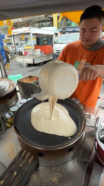 Corn & Peanut Pancake you must try at a night market in Kuala Lumpur! 🌽🥜🥞🇲🇾