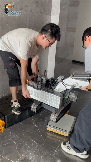 4.9K views · 104 reactions | The 1/25 9800 excavator carries a 97.22kgs "hardcore weight", while the 1/14 395 excavator with dual pumps flaunts a 57.12KGS "lightweight build" — side by side, which one do you prefer?#remotecontrol #toucanhobby #scalemodel #originalcontent #rchobby #creativeengineering #creativefilm #RCmodel #model #custom #RCAddicts #customization #rc #controller #toucan #electric #rcexcavator #rcdigger #machine #rcmodel | Toucan RC Hobby | Facebook