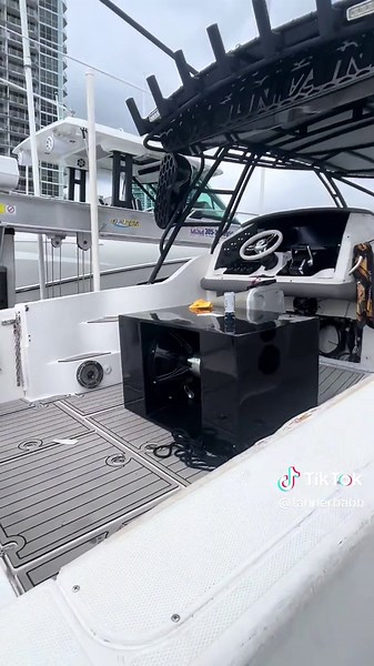 Twin 24” subwoofer and a dozen other speakers. Sounds insane. Any guesses on the price or sorce of these speakers. #BoatLife #boatlifestyle #boatmechanic #mechaniclife #boat