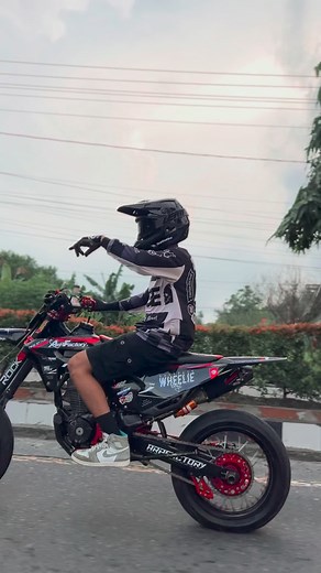 13K views · 7.4K reactions | ohh ouuuu so live your life ✨ @arp8608 @shadowexhaustsystem @udgeofficial @arnouxracing #supermoto #wheelie #supermotonation #wheelieboyz #supermotocentral #wheeliewednesday #supermotolife #wheeliefactory #supermotoindonesia | Reza Anugrah Saragih | Facebook
