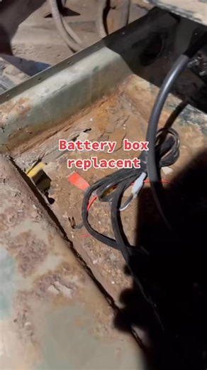 123K views · 1.9K reactions | Landrover defender battery box replacement! #HSECompliance #jcbmachines #redbull #dirtyhandscleanmoney #tyreshop #mechanic #healthandsafety #fitter #landroverlife #landroverdefendertd5 #landrover #landroverdefender | Fitter mat | Facebook