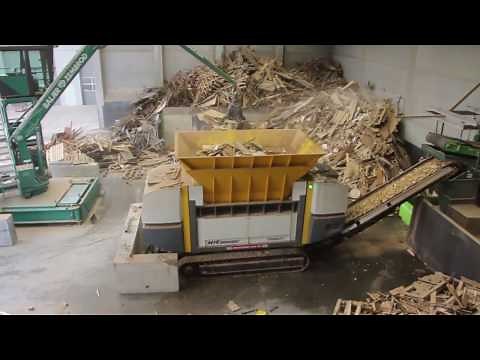UNTHA mobile wood shredder in action