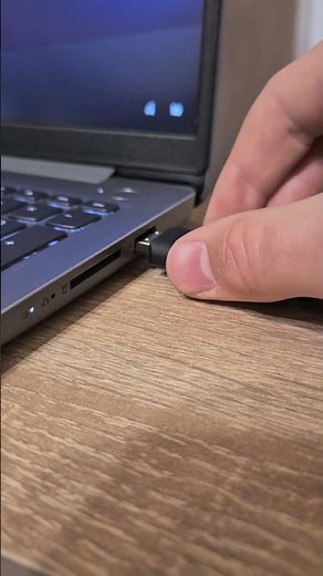 How to insert and remove a USB flash drive