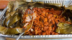 😀🖖Hola bienvenidos hoy quiero mostrare como preparar una Riquísima COCHINITA PIBIL. Si no tiene horno y quiere prepararla en una olla aquí le dejo los pasos.😀🙏 Paso #1 corte la carne y cocínela hasta que esté un poco suave esto durará alrededor de 55 minutos cocinando a fuego bajo NOTA Sazone la agua donde cocine la carne con sal, ajo, consomé de pollo y hojas de laurel Paso #2 escurra la carne retire los ajos y las hojas de laurel, vuelva a poner la carne en la olla agregue el adobo de la c